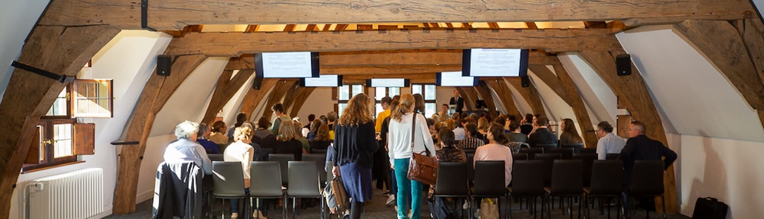 Volle zaal in Hof van Liere, Universiteit Antwerpen, tijdens één van onze vorige symposia